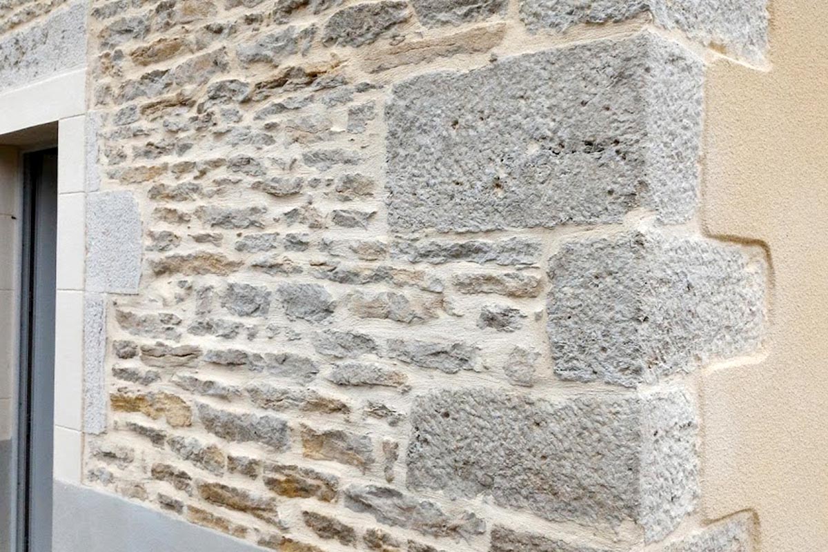 ravalement de façade de maison en pierre